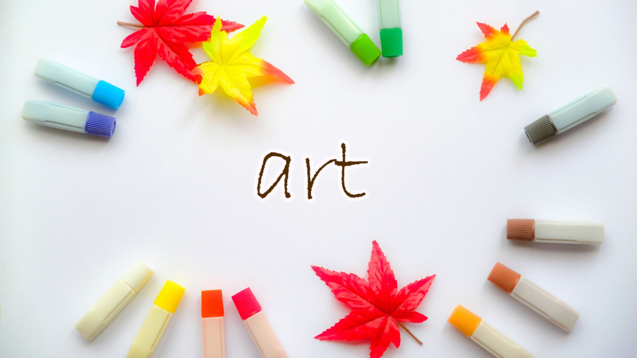 artと書かれた文字と絵の具