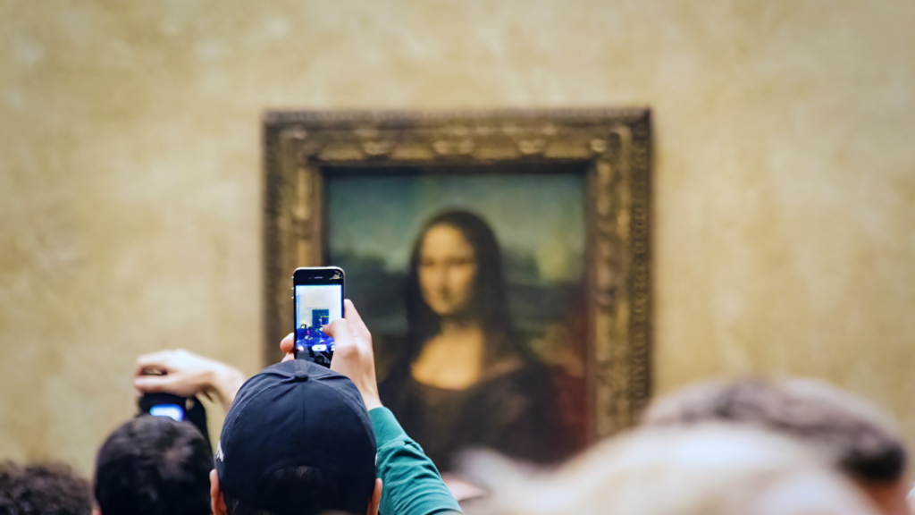 展覧会に参加する人々